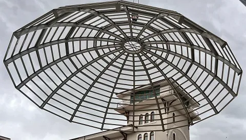 Vinçle havaya kaldırılmış, ışınsal kirişli çelik kubbe iskeleti