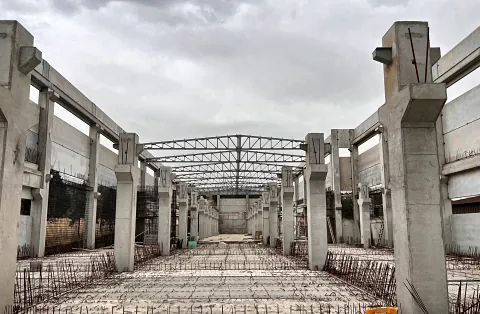 Beton kolonlu bir yapıda yerine konmuş çelik kafes çatı makasları
